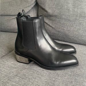 Alexander McQueen Men's Black Metal Heel Chelsea Boots